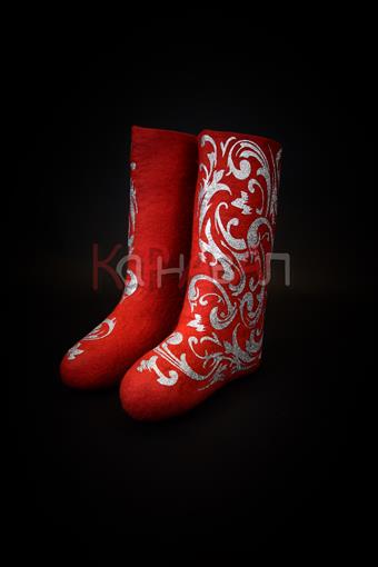Валенки красные с серебристым узором